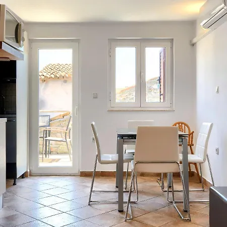 Charming Apartment With Private Terrace In Porec Dom wakacyjny