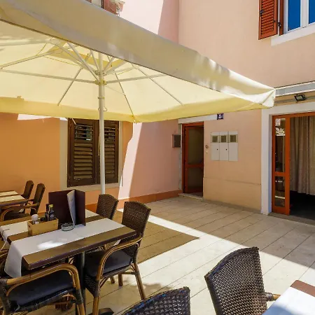 Charming Apartment With Private Terrace In Porec Dom wakacyjny