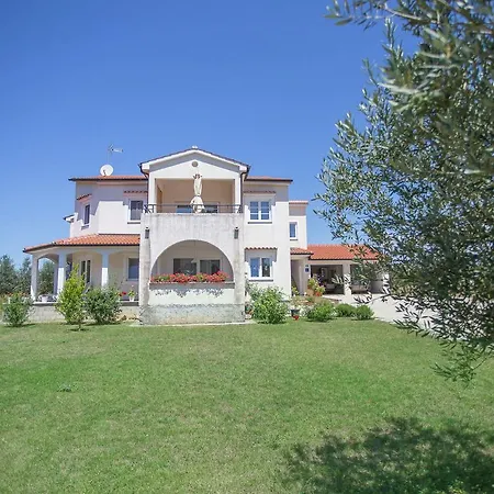 Charming Apartment With Private Terrace In Porec Poreč