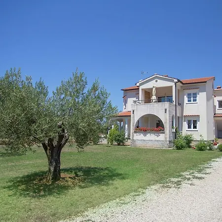 Charming Apartment With Private Terrace In Porec Poreč